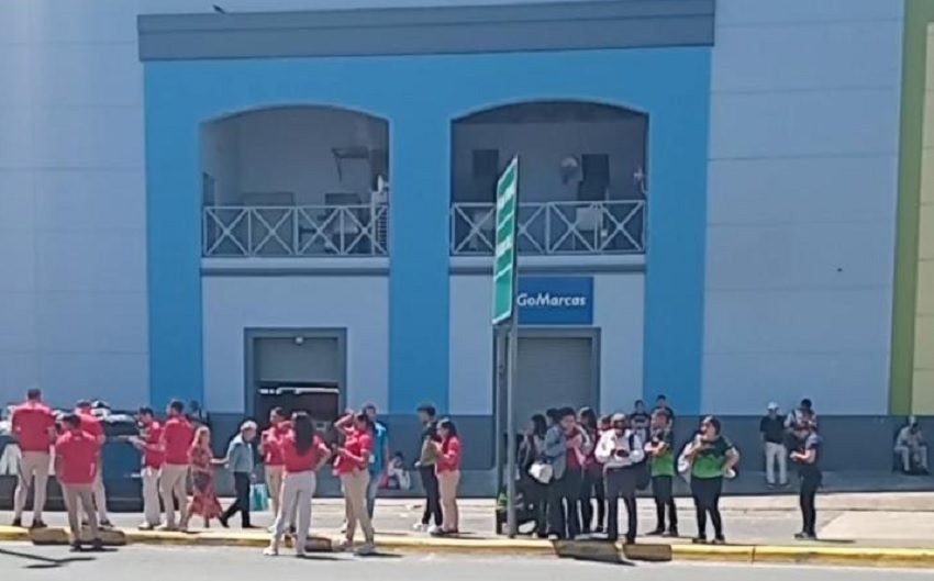 Al ser mediodía, en el momento del temblor, los centros comerciales estaban concurridos. Foto: Pancho Paz