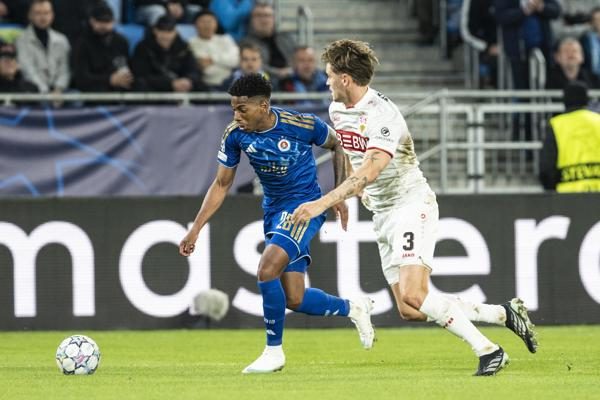 El panameño César Backman (izq.) y Ramon Hendriks del Stuttgart. Foto: EFE