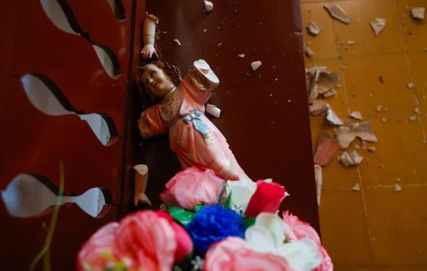Una imagen religiosa este martes afectada por el terremoto. Foto: EFE