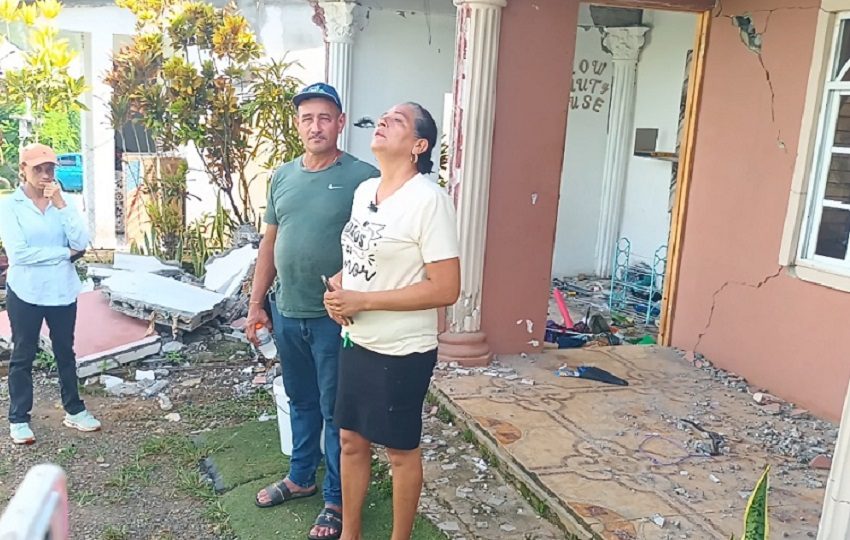 La señora Isabel García, en medio de sollozos, dijo que su abuela perdió su casa y que no quedó nada en pie, pero para sorpresa de la familia ella estaba fuera de la vivienda. Foto. Melquíades Vásquez