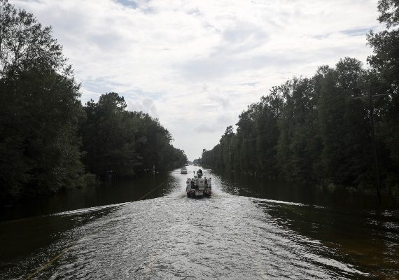 De acuerdo con el Departamento de Transporte de Texas, varios tramos de esa vía permanecían hasta la tarde del sábado cerradas al tránsito de vehículos. FOTO/AP