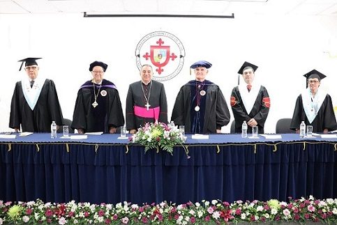 De izquierda a derecha: Prof. Eduardo Pasmiño, Vicerrector Administrativo; Rector Magnífico de la USMA, Ing. Juan Planells; S.E.R. Mons. José Domingo Ulloa, Arzobispo de Panamá y Gran Canciller de la USMA; Ing. Jorge Quijano, Administrador de la Autoridad del Canal de Panamá; Prof. Francisco Blanco, Vicerrector Académico y Prof. Fulvia Ocaña, Secretaria General. Foto: Cortesía USMA.