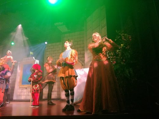 Diego Domínguez Vergara (al centro) tiene en su vida un lugar especial para el teatro. Actúa por segunda vez. Es en el musical "Blancanieves", en Teatro En Círculo. Foto: Cortesía.