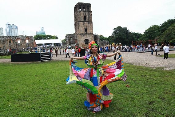 ¿Quién dijo que la celebración de los 500 años de fundación de la Ciudad de Panamá se acabó? Continúa. Esta vez, en la Semana del Libro. Están invitados. Foto: Anayansi Gamez.
