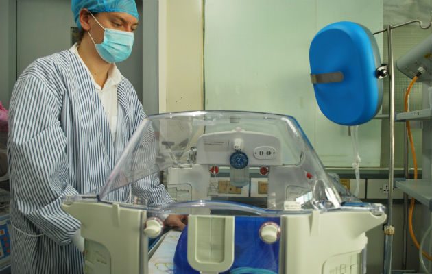 El hospital había decidido intentar prolongar el embarazo hasta las 32 semanas porque es el momento que marca la barrera entre los prematuros y los moderadamente prematuros, por lo que ya es "un bebé que genera menos preocupación".