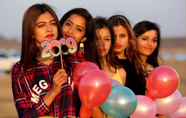 En la India un grupo de jóvenes celebran la llegada del 2019. FOTO/AP