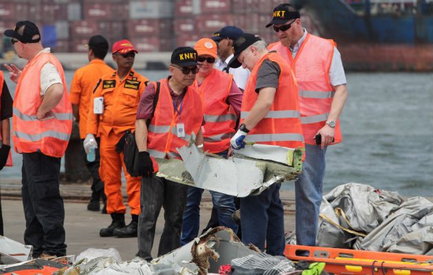 Las labores de la agencia indonesia de búsqueda y rescate (Basarnas) y el ejército se han visto dificultadas por las fuertes corrientes y la escasa visibilidad en las aguas.