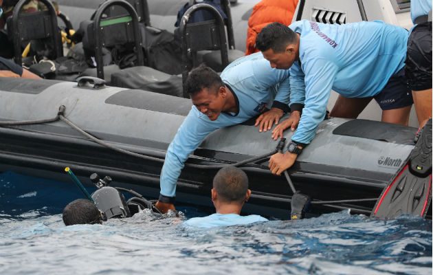 Busos de la marina recuperan restos del avión en el mar de Java. Foto: EFE.