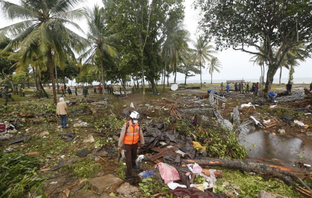 Las autoridades han solicitado a los locales que permanezcan alejados de la playa hasta el próximo miércoles en prevención a un posible segundo maremoto.