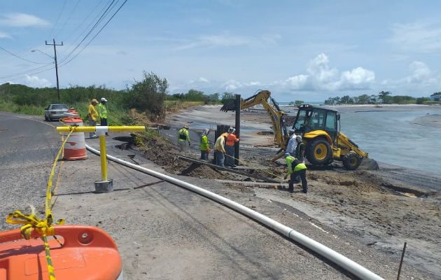 Trabajos en Punta Chame para proteger la vía. Foto: Eric A. Montenegro.