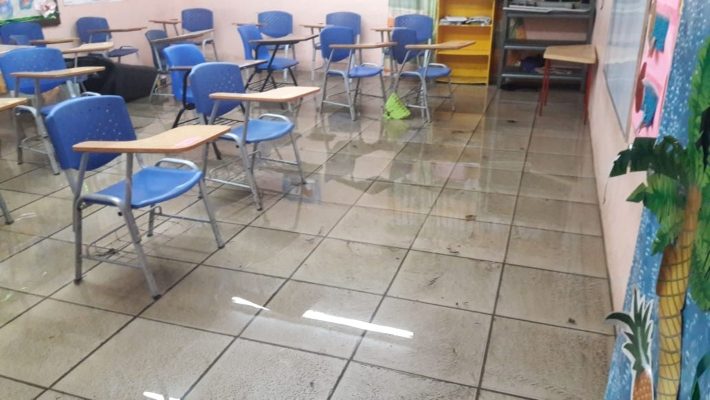 Varios salones del centro educativo Instituto Guadalupano, quedaron llenos de agua. Foto/José Vásquez