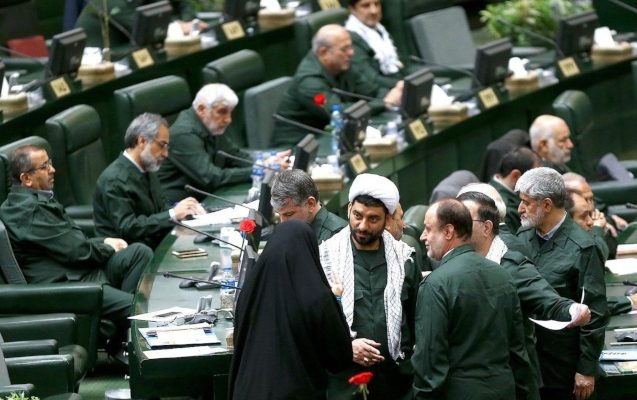 Diputados visten con el uniforme de los Guardianes de la Revolución este martes en el Parlamento en Teherán (Irán). FOTO/EFE