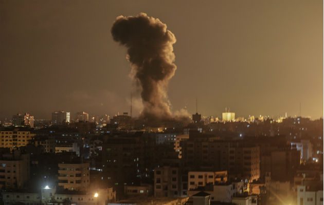 Vista de un ataque aéreo israelí en la Ciudad de Gaza. Foto: EFE.