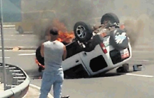Conductor logró salvar su vida, luego de que auto se volcara en los Cuatro Altos de Colón.
