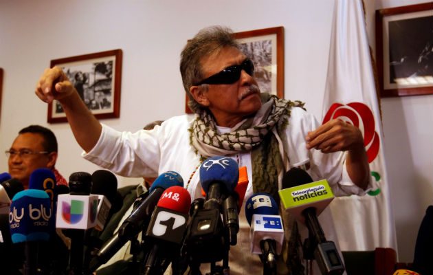 Seuxis Paucias Hernández, alias "Jesús Santrich", habla a periodistas luego de ser liberado por la Fiscalía colombiana en Bogotá. Foto: EFE..