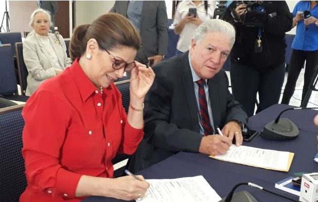 Ana Matilde Gómez junto a Jorge Arango.