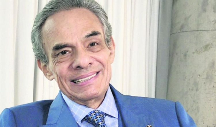 El primogénito del cantante mexicano asegura que Sarita tiene "secuestrado" a su papá. 