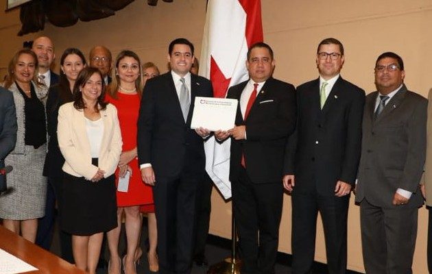 José Gabriel Carrizo presentó a la Asamblea Nacional propuesta de reformas constitucionales. Foto @asambleapa