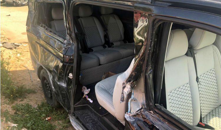 Vista del vehículo involucrado en un accidente. Foto AP