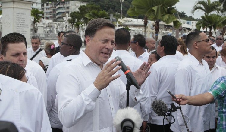 Juan Carlos Varela habló de varios temas durante su comparecencia en el cementerio Amador. Víctor Arosemena