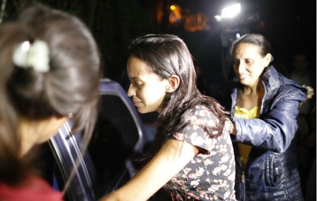 Karen Palacios (centro), sale de la prisión acompañada de familiares. Foto: AP.: