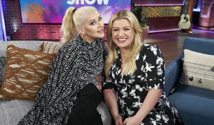 Las cantantes Kelly Clarkson y Christina Aguilera se irán de gira musical acompañadas de sus hijos.