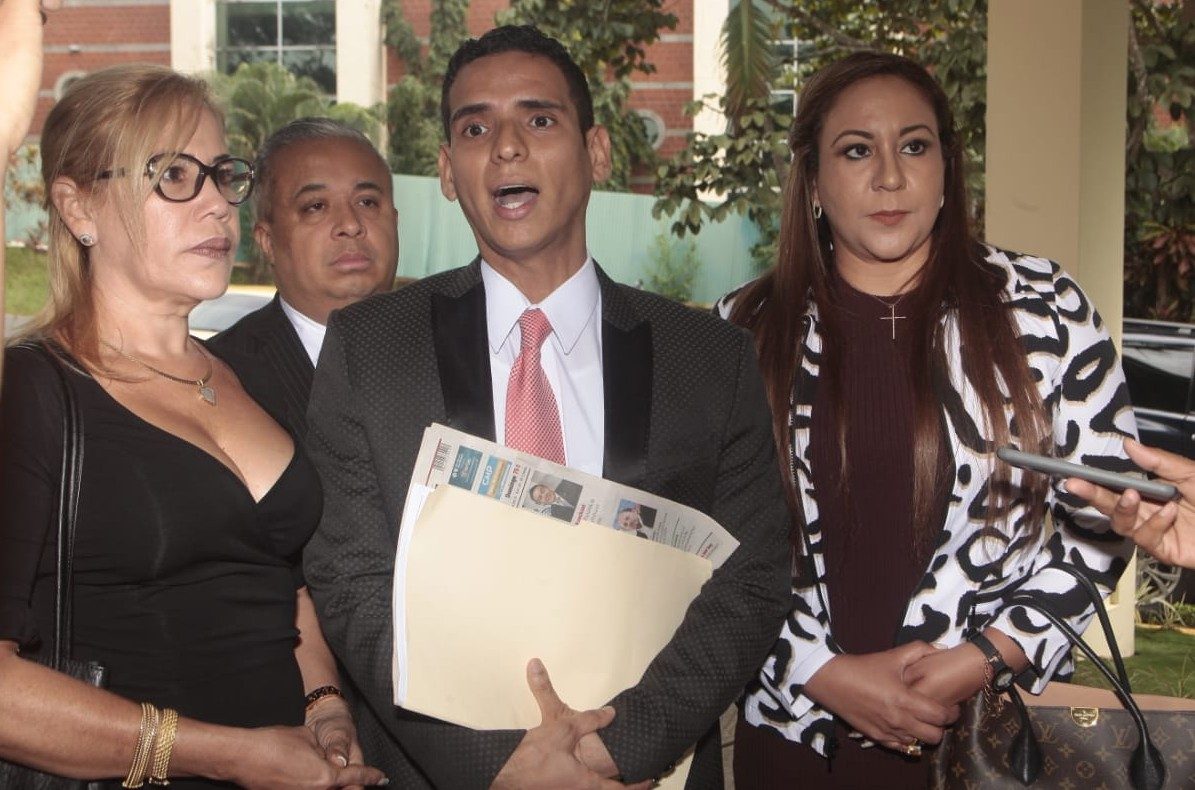 Kevin Moncada (centro), Jessica Canto (dcha.) y Shirley Castañeda interpusieron una denuncia penal en contra de la procuradora Kenia Porcell.