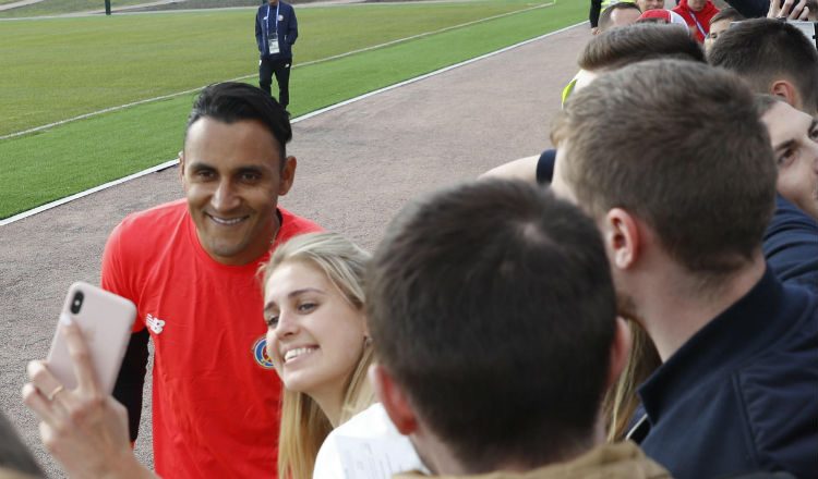 Keylor Navas comparte con fanáticos del Real Madrid. Foto EFE