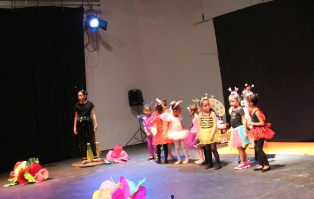 "La Cucarachita mandinga". Dirigen: Marlene Gómez y Erika Salinas. Cortesía