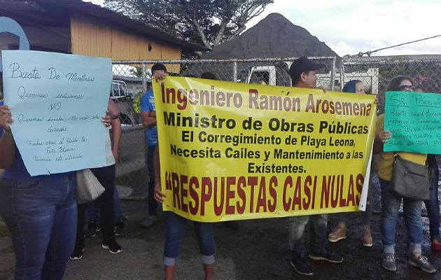 Los quejosos exigen la reparación de vía y de un puente vehicular. 