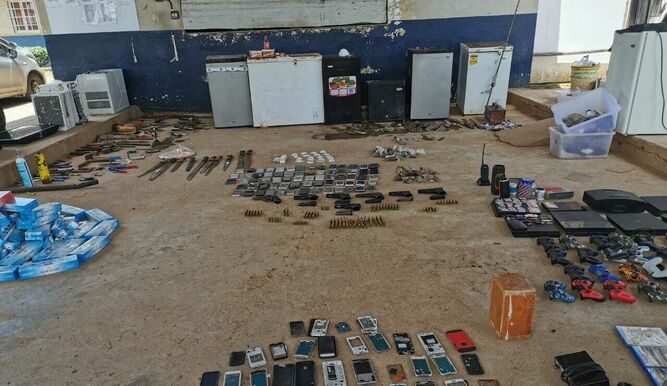 Refrigeradoras, consolas de videojuegos, armas de fuego y drogas fueron decomisados durante la requisa en La Joyita.
