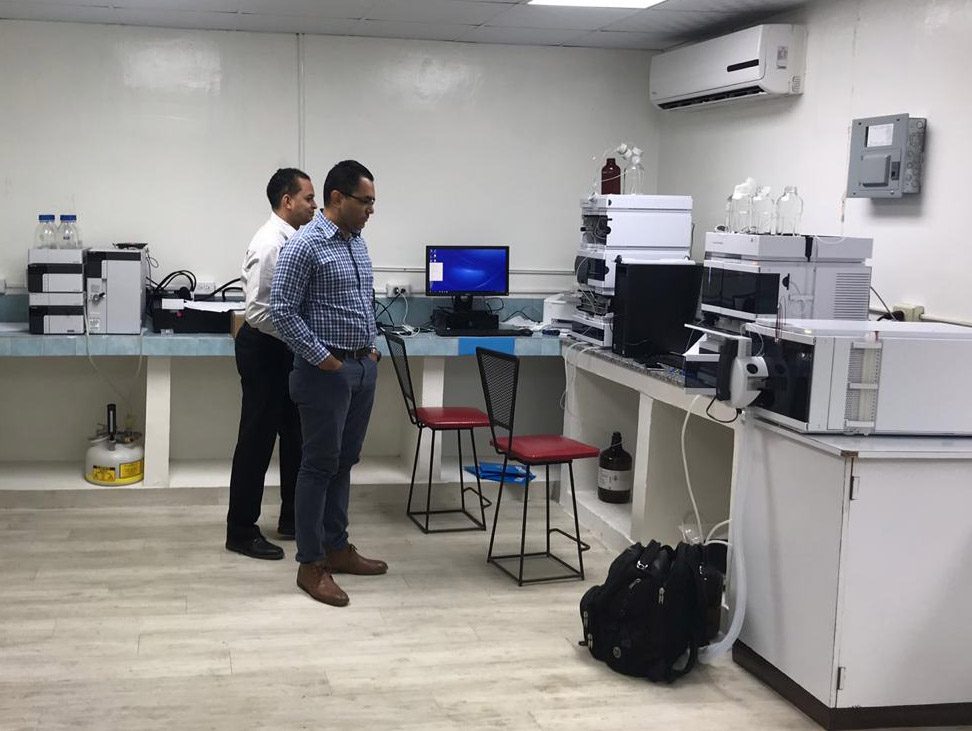 Momentos en que se supervisa la instalación del nuevo cromatógrafo.
