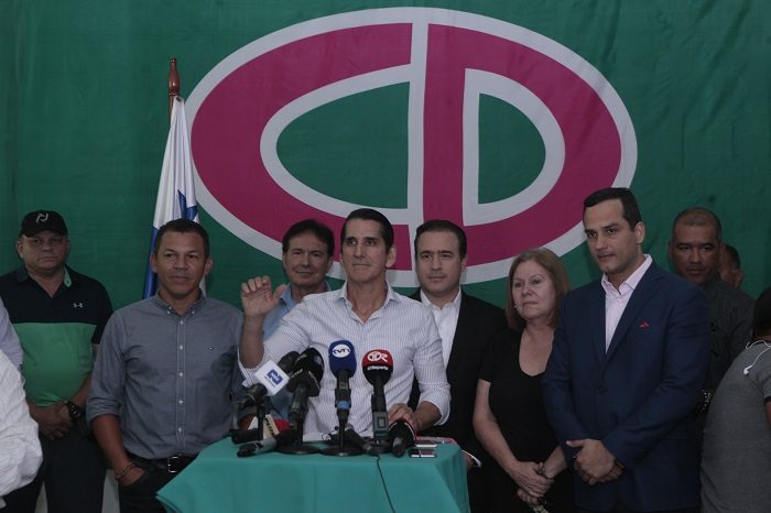 Rómulo Roux aceptó los resultados extraoficiales que le dan el triunfo a Laurentino Cortizo como presidente de Panamá. Foto Víctor Arosemena