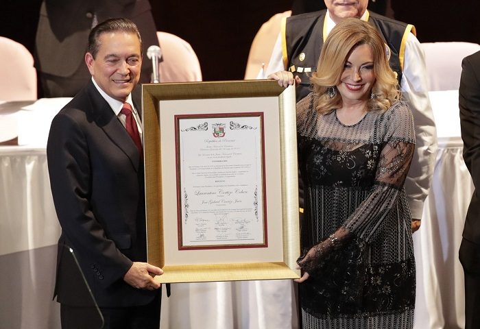 Laurentino "Nito" Cortizo recibe el acta de credencial como el presidente electo de Panamá. Foto EFE