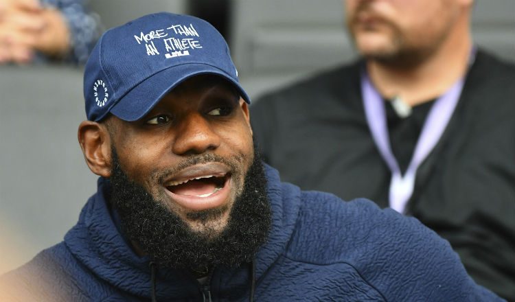 LeBron James jugó su primera temporada como Laker. Foto AP