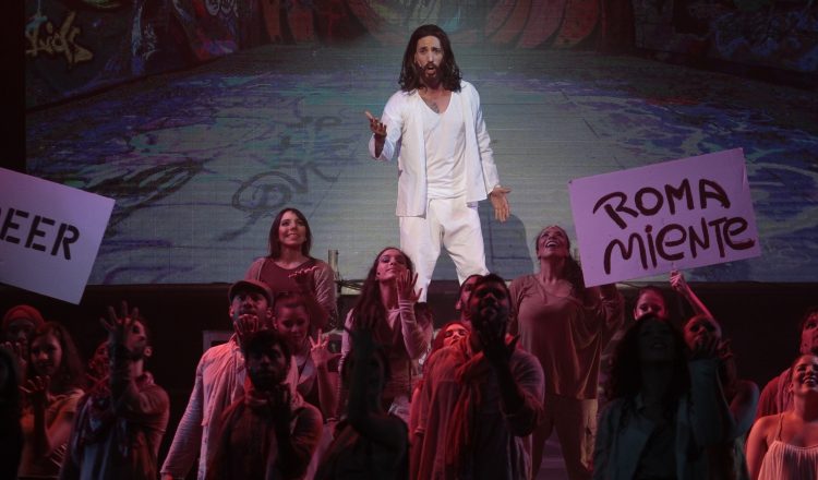 Leonte Bordanea encarna a Jesús de Nazaret en obra de teatro. Foto: Panamá América.