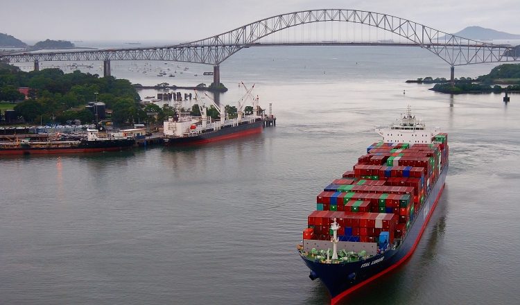 Un barco de contenedores y al fondo el Puente de Las Américas. Es una de las 400 fotos que aparece en tan especial publicación. Cortesía ACP.