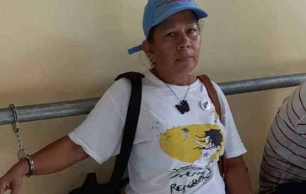 Ligia Arreaga, esposada en la estación de policía de Puerto Armuelles. /Foto Internet