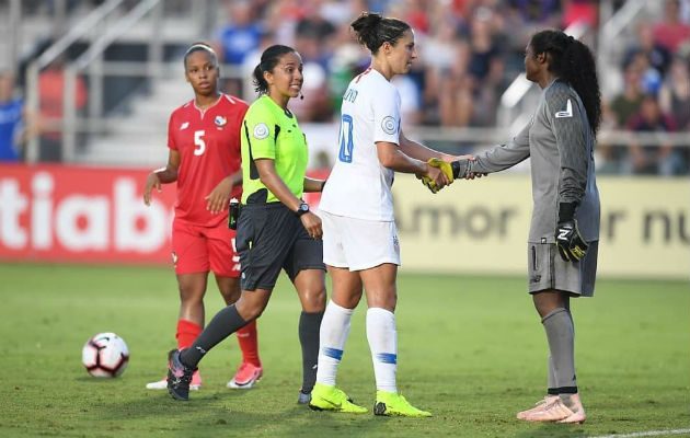 Carli Lloyd capitana de Estados Unidos saluda a la portera Yenith Bailey.