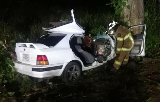 El accidente ocurrió en la loma conocida como "la S", cuando un auto sedán, en el que viajaban cinco personas, colisionó con un árbol, momentos en que llovía en el lugar.