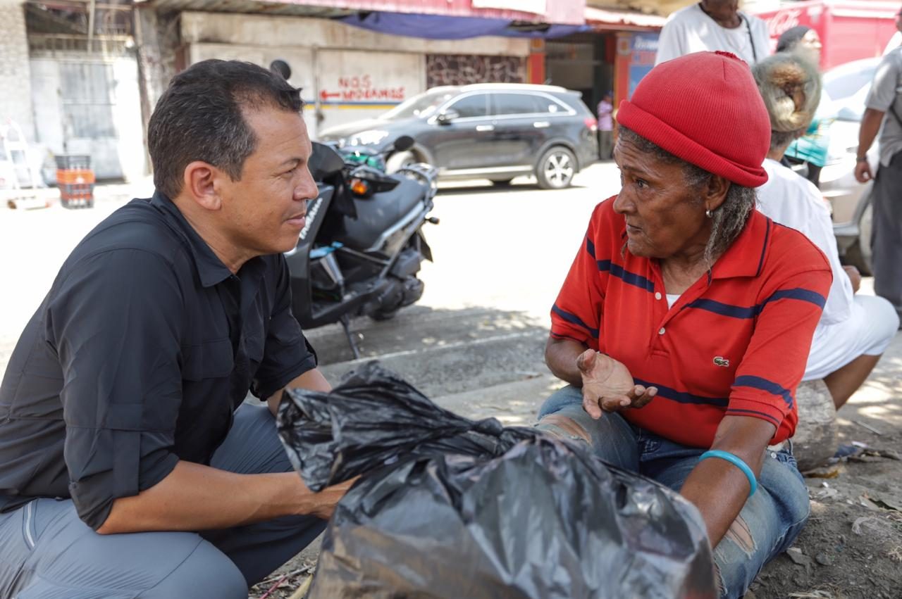 Luis Casís conversó con los moradores de la ciudad de Colón.