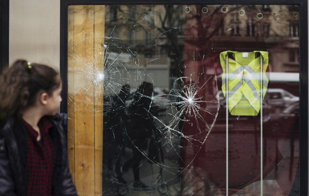 Un miembro de los "chalecos amarillos" resultó gravemente herido después de que un grupo de manifestantes intentara tirar abajo una de las verjas del jardín de las Tuilleries.