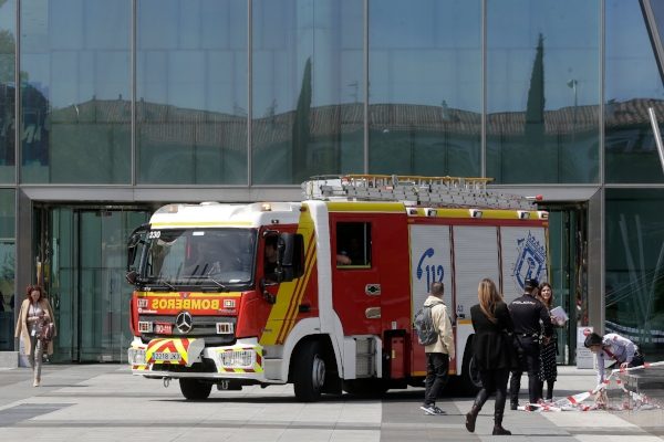 Tras recibirse el aviso, las personas que trabajan en el edificio comenzaron a desalojarlo después de que se informara al director de seguridad del rascacielos. FOTO/AP