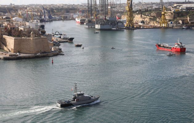 A su llegada a Malta tras ser abordado por las fuerzas especiales de la Armada maltesa que tomaron el control del barco, cinco migrantes fueron detenidos.