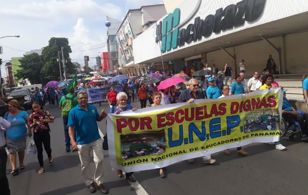 Marchan hacia la Presidencia de la República.