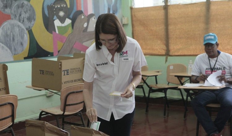 Al no poder ejercer su derecho al voto su esposo, Marta de Martinelli fue a dar "su cara" en los comicios de ayer, recorriendo los centros de votación. /Foto Víctor Arosemena