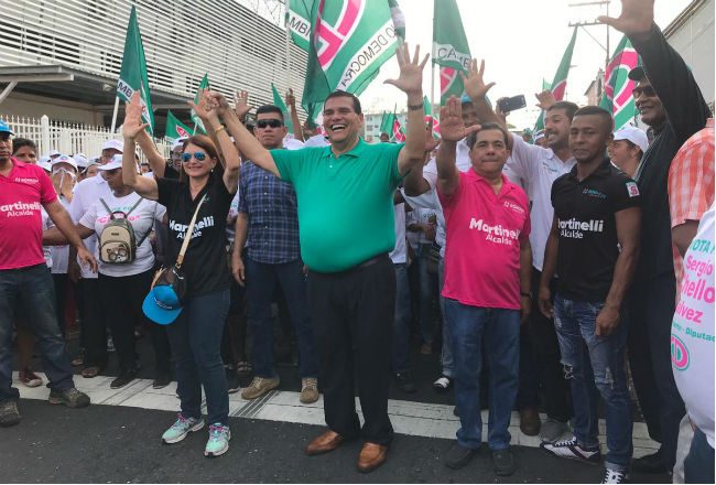 El particular abrazo entre los rivales políticos Sergio "Chello" Gálvez y Adolfo "Beby" Valderrama. Foto: Panamá América.