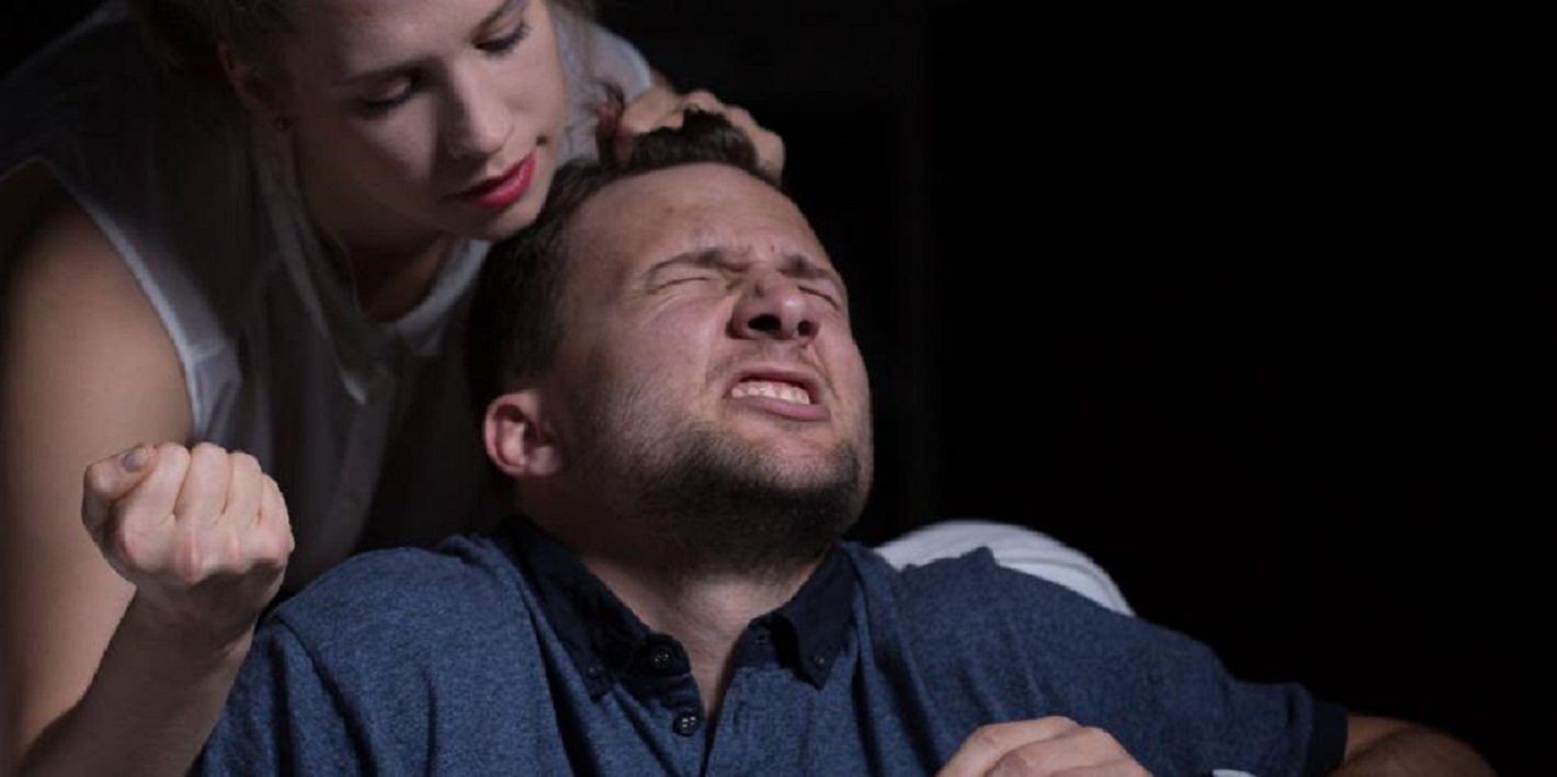 Un hombre puede ser víctima de violencia física o verbal.