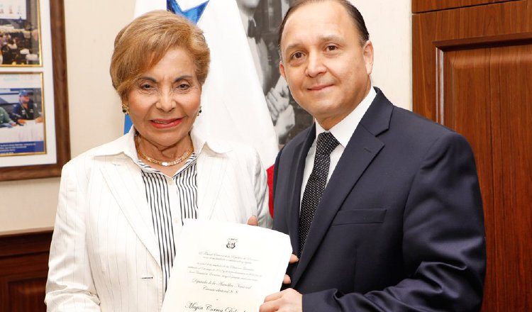 Heriberto Araúz le entregó la credencial a Correa. Foto de cortesía