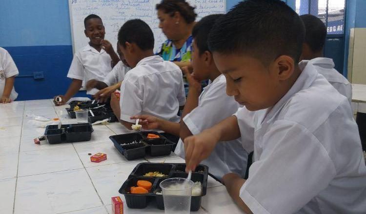 El Estado tiene que suplir la alimentación de los estudiantes. 